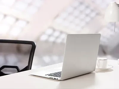 ตำรวจจราจรที่สวมเสื้อสะท้อนแสงเพื่อความปลอดภัย เข้าตรวจสอบรถจอดผิดกฎหมาย 56 ค...