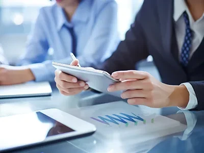 มองเห็นได้อย่างปลอดภัยในชุดเสื้อผ้าสะท้อนแสงเพื่อความปลอดภัย